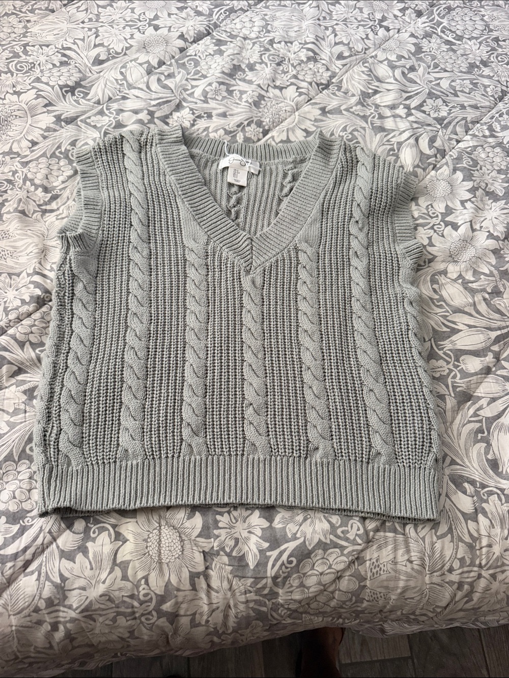 Jessica Simpson Light Gray Cable Knit V-Neck Sweater Vest